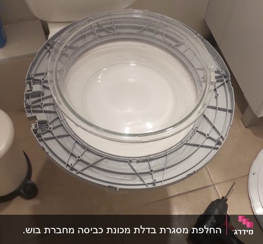 מקדחה חשמלית ליד מכסה מכונת כביסה